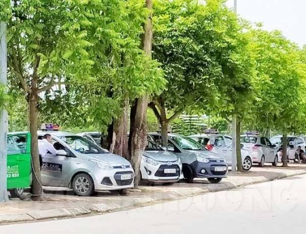 Vỉa hè Quảng trường Sao Đỏ không còn taxi dừng đỗ