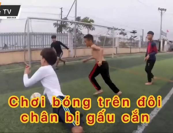 Chơi bóng trên đôi chân bị gấu cắn